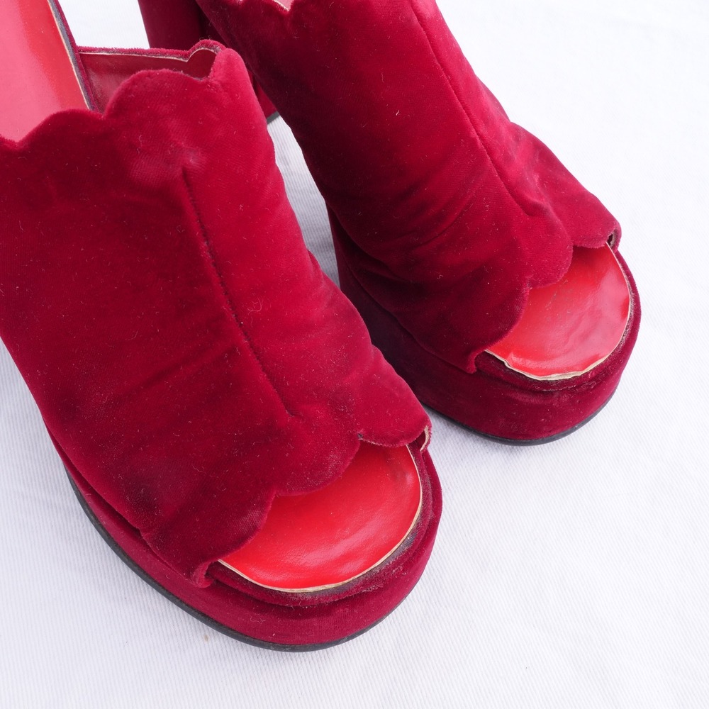 True vintage 1970s Montgomery Ward red velvet open toe platforms mules - Picture 7 of 9